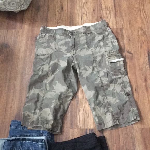 Large lot of size 14 women’s Capri pants - Picture 3 of 5